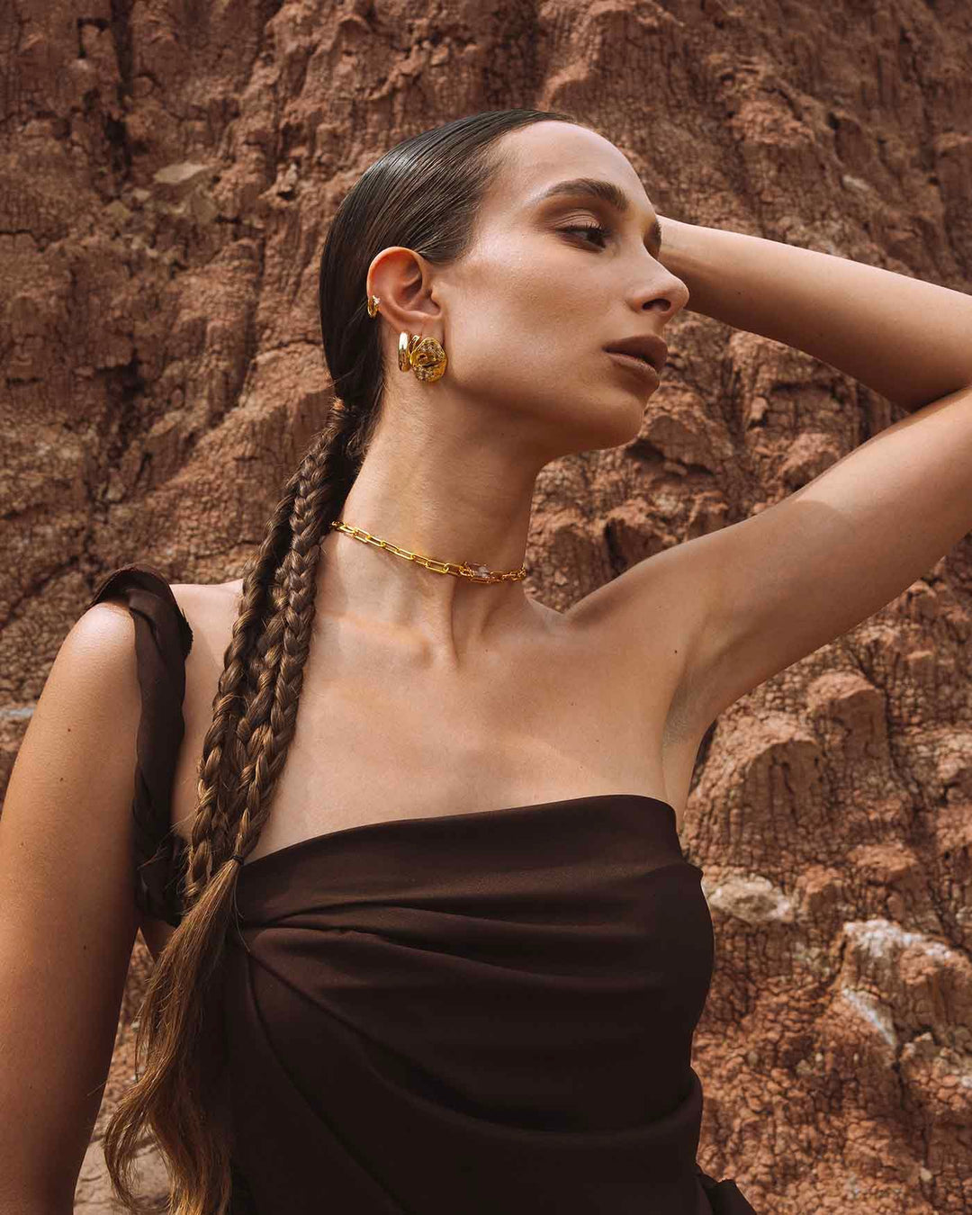 orecchino horizon grande placcato oro abbinato ad altri gioielli della collezione safari