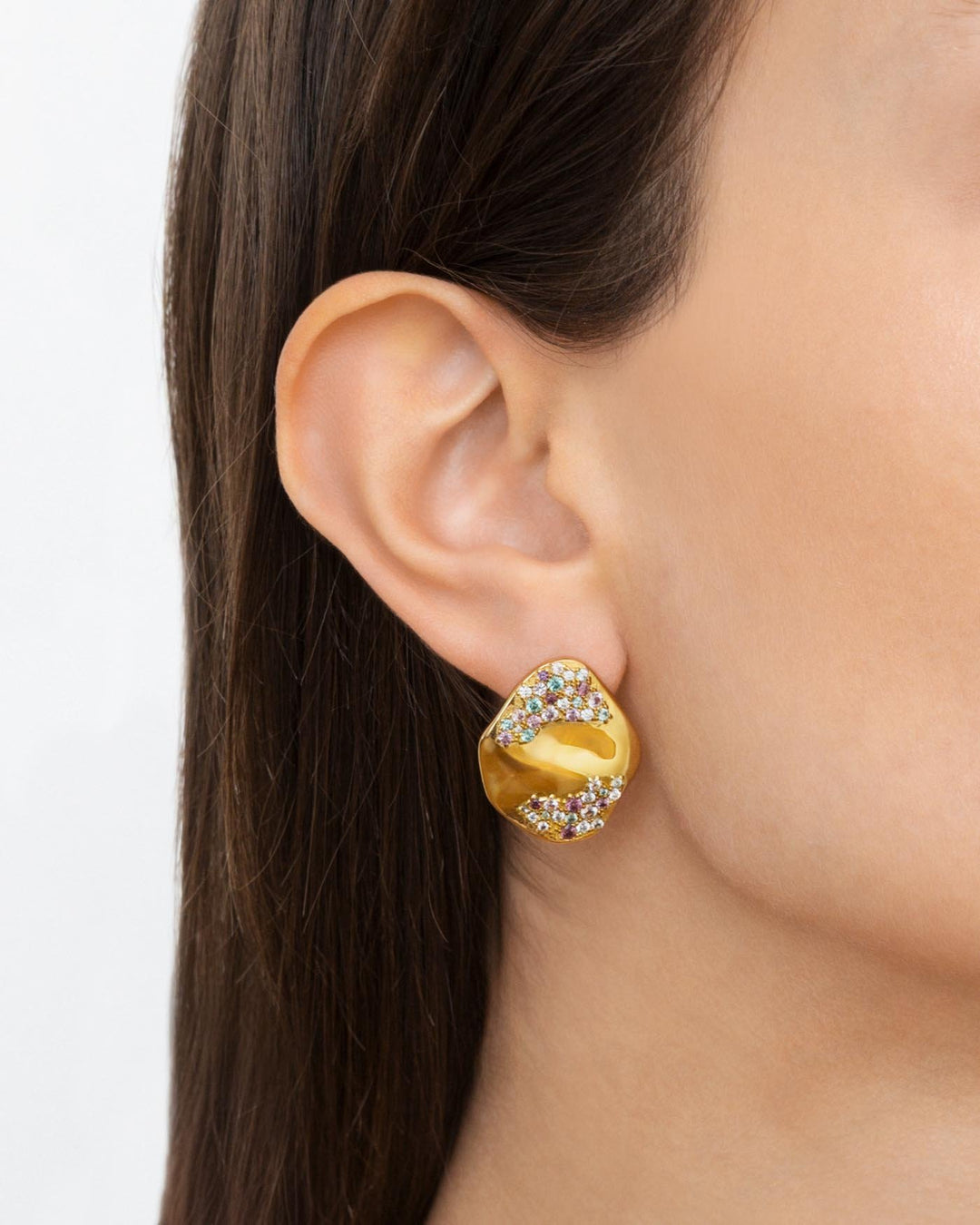 close up dell'orecchino horizon grande placcato oro indossato