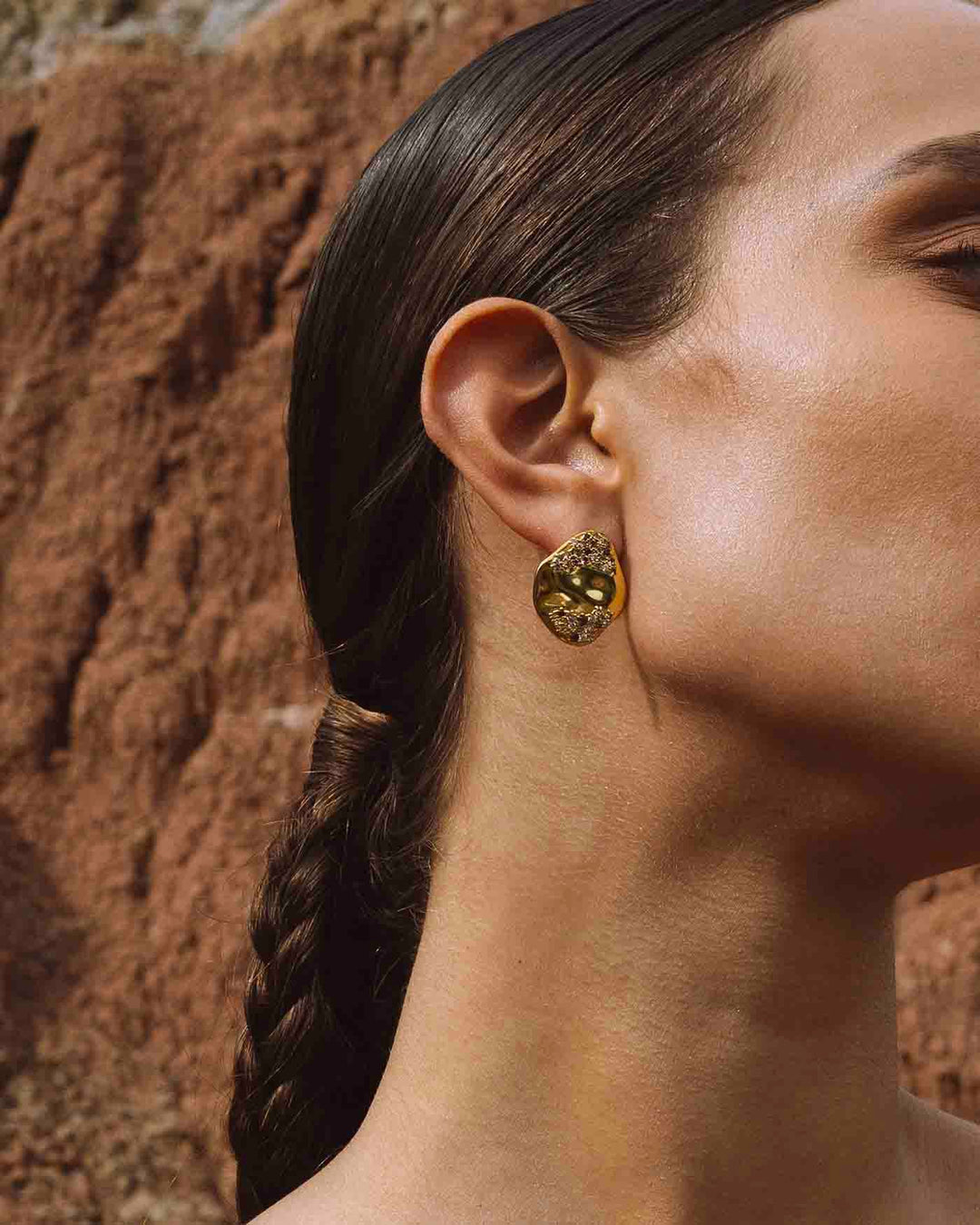 orecchino horizon grande placcato oro indossato su modella