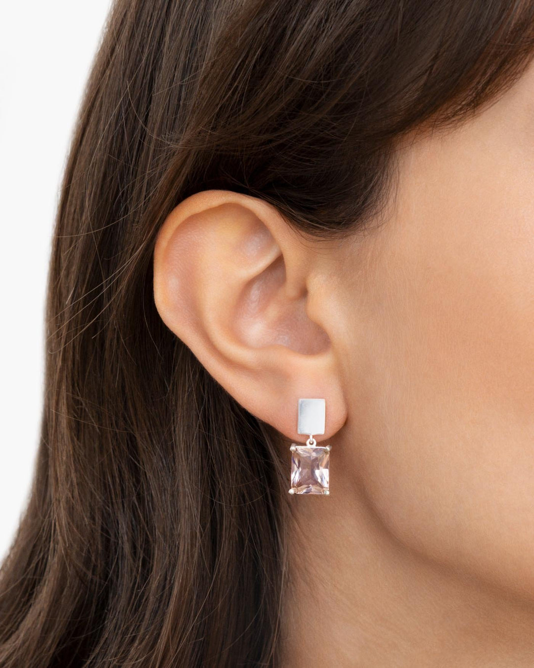 close up dell'orecchino sunset argento indossato