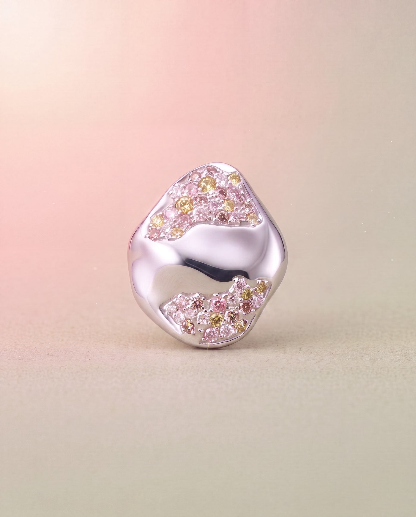 close up indossato orecchino pendente con zirconi neri oro