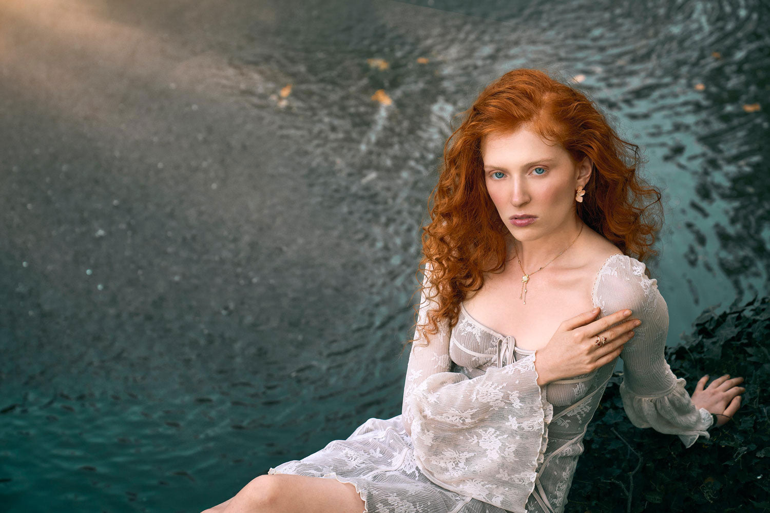 modella indossa alcuni gioielli della collezione Amaryllis di Amabile