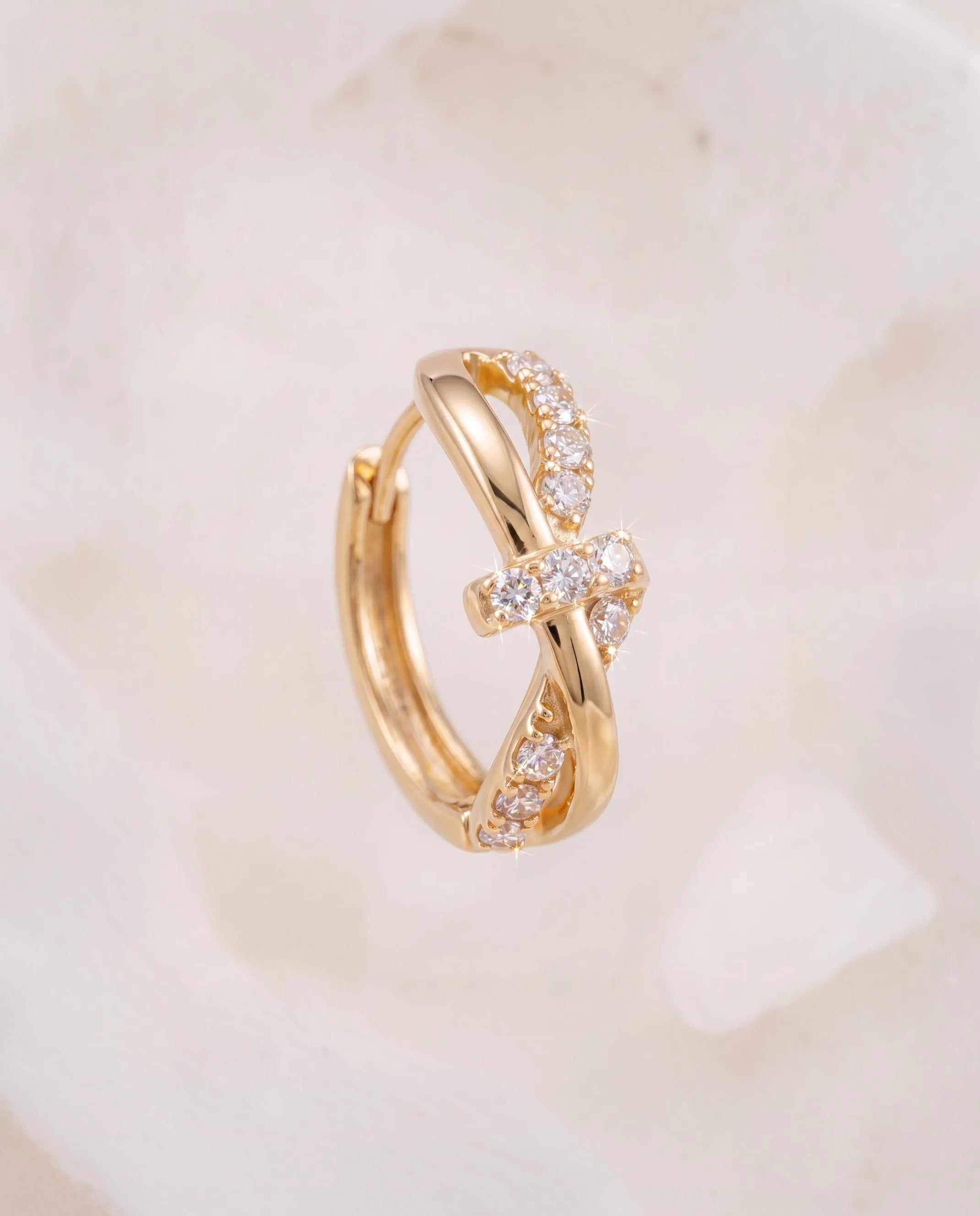 close up indossato anello con cerchio irregolare e zirconi oro