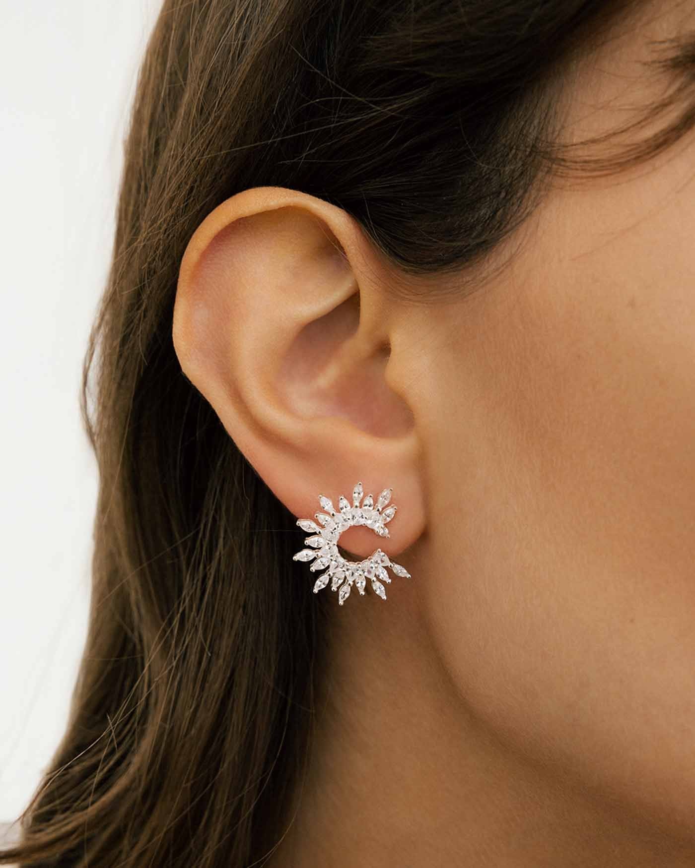 Michooyel Orecchini a lobo in argento sterling con opale per donna Placcato in oro 18 carati 5 mm Solitario opale 4 punte Impostazione orecchini semplici per ragazze Michooyel Orecchini a lobo in argento sterling con opale per donna Placcato in oro 18 carati 5 mm Solitario opale 4 punte Impostazione orecchini semplici per ragazze