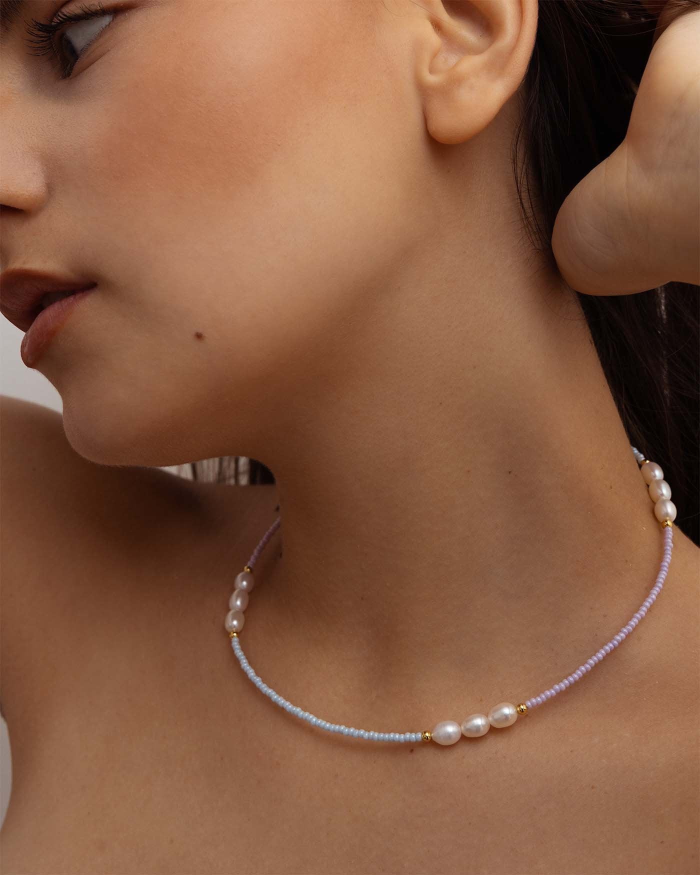 Collana heishi bianco e charms mare dorati Collana heishi bianco e charms mare dorati