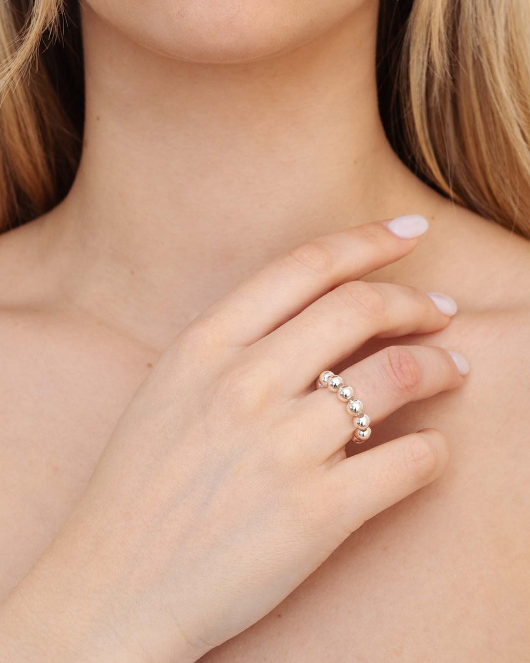 anello elasticizzato grande argento indossato