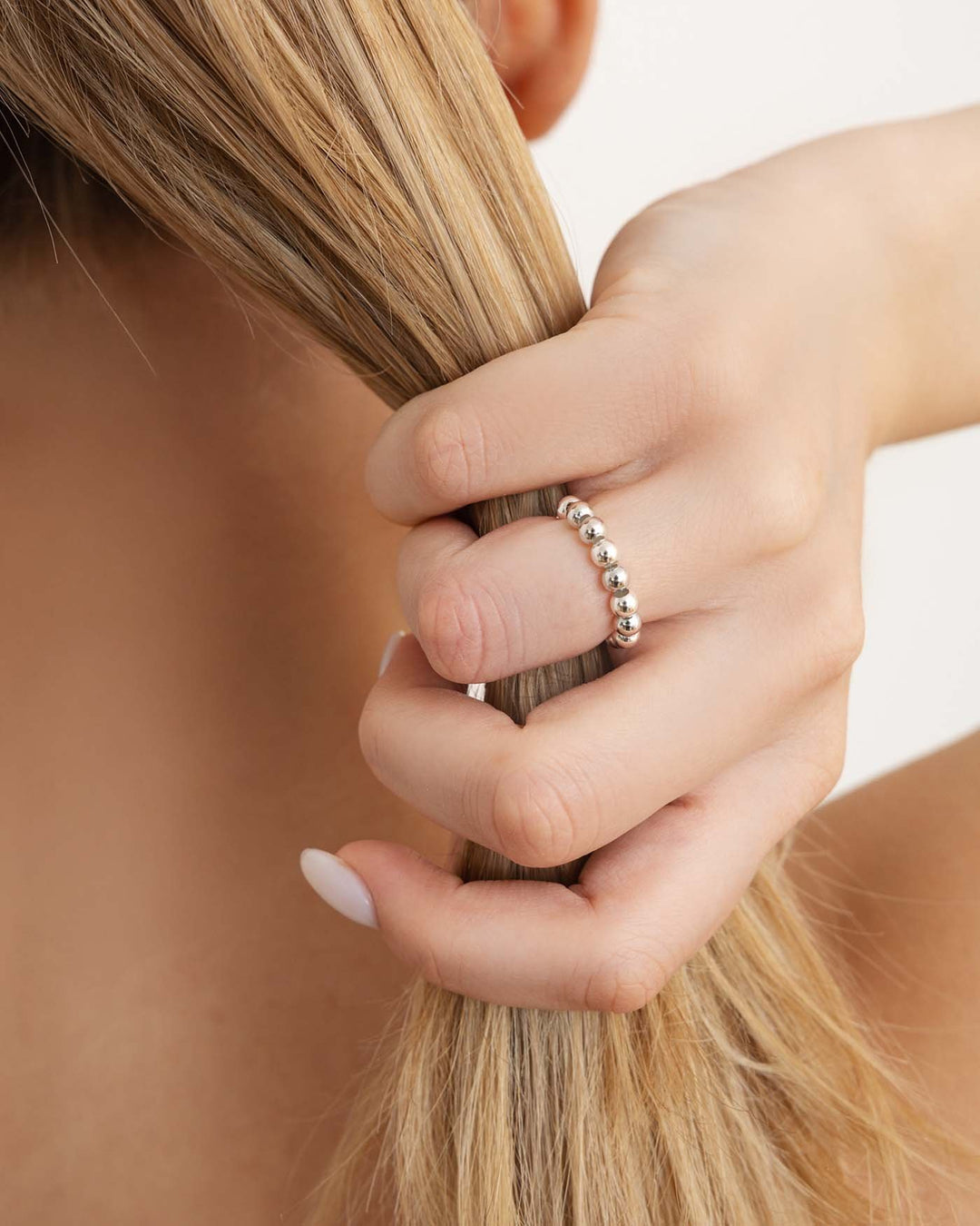 anello elasticizzato medio argento indossato su modella