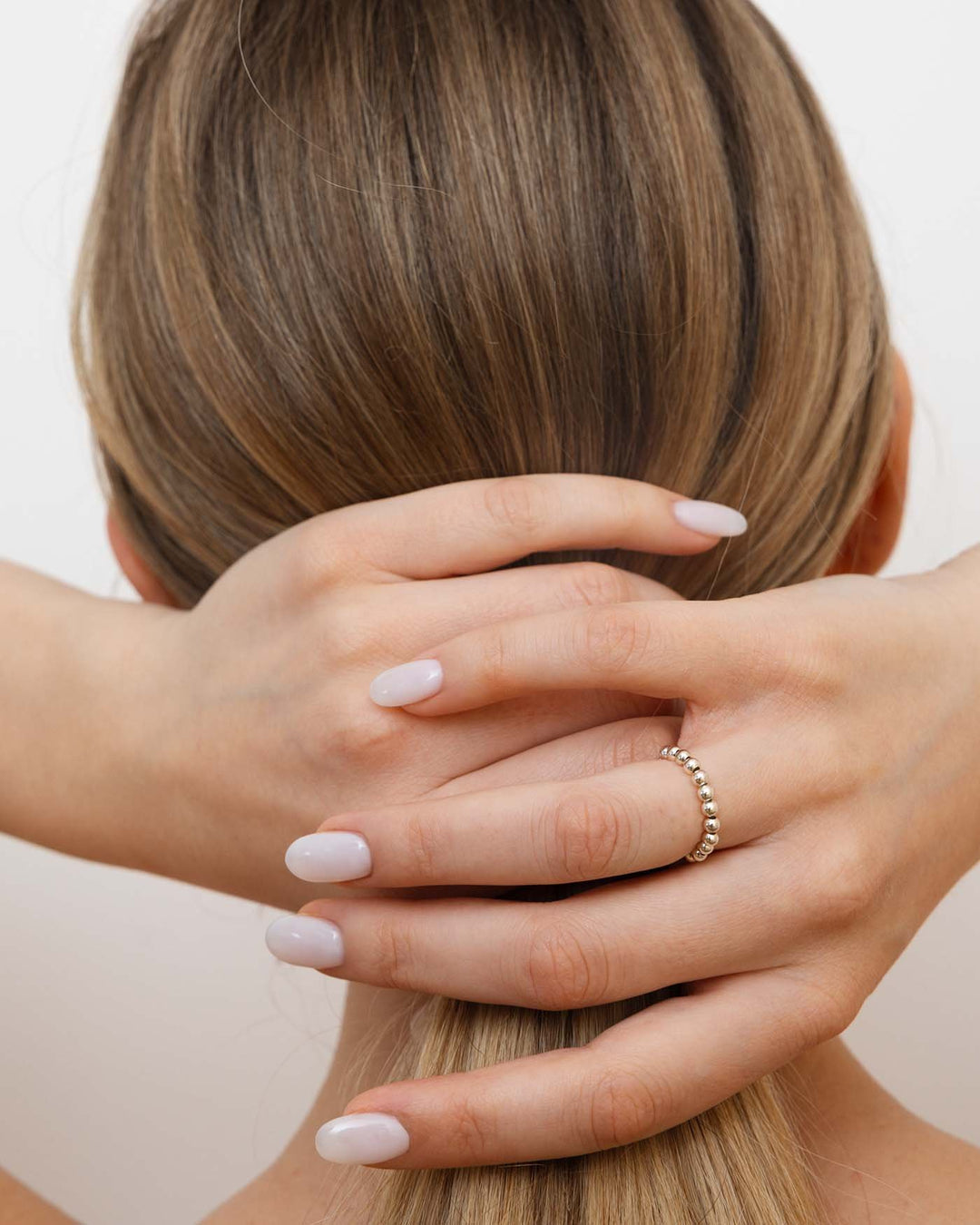 anello elasticizzato piccolo argento indossato su modella