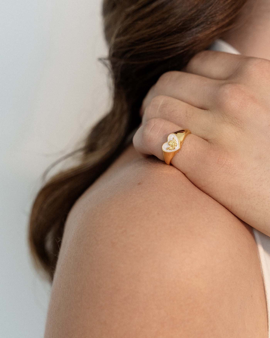 anello angioletto placcato oro indossato su modella