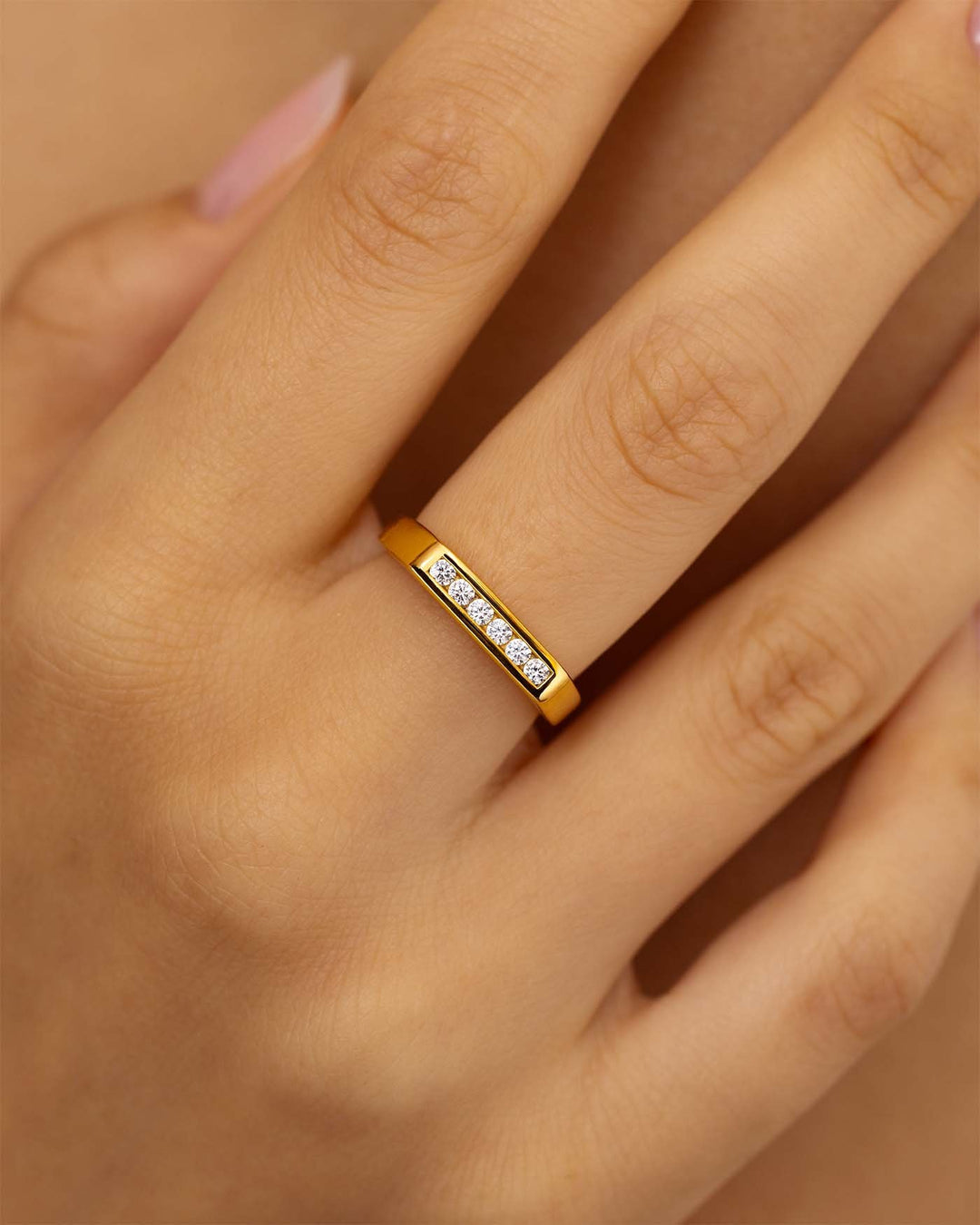 close up dell'anello barret placcato oro indossato