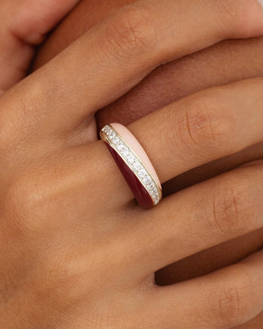 close up dell'anello berry argento indossato