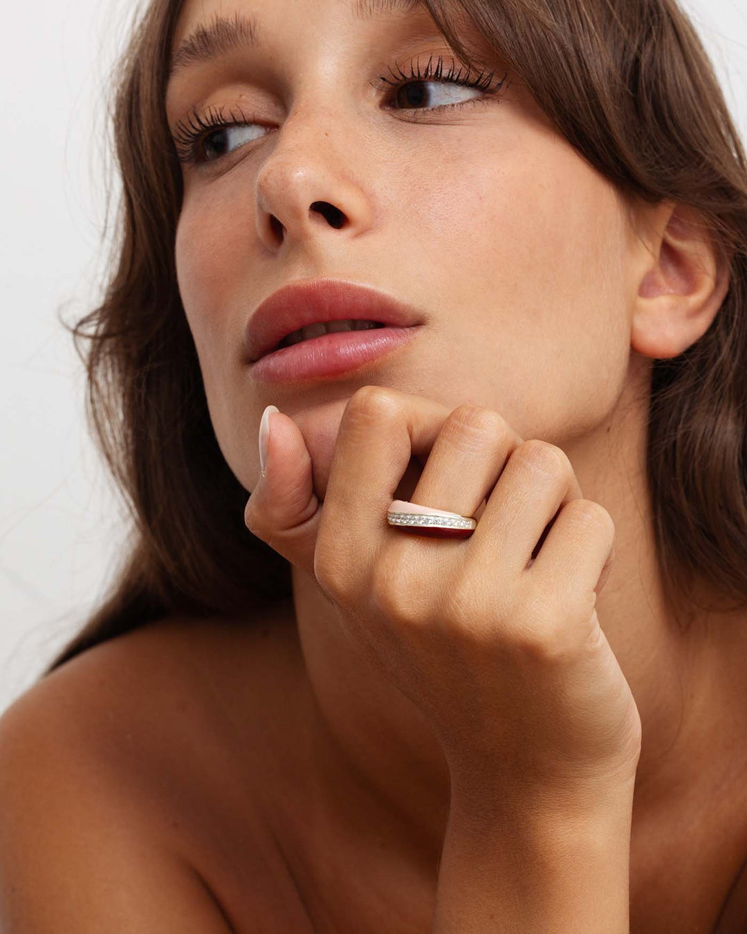 anello berry argento indossato su modella
