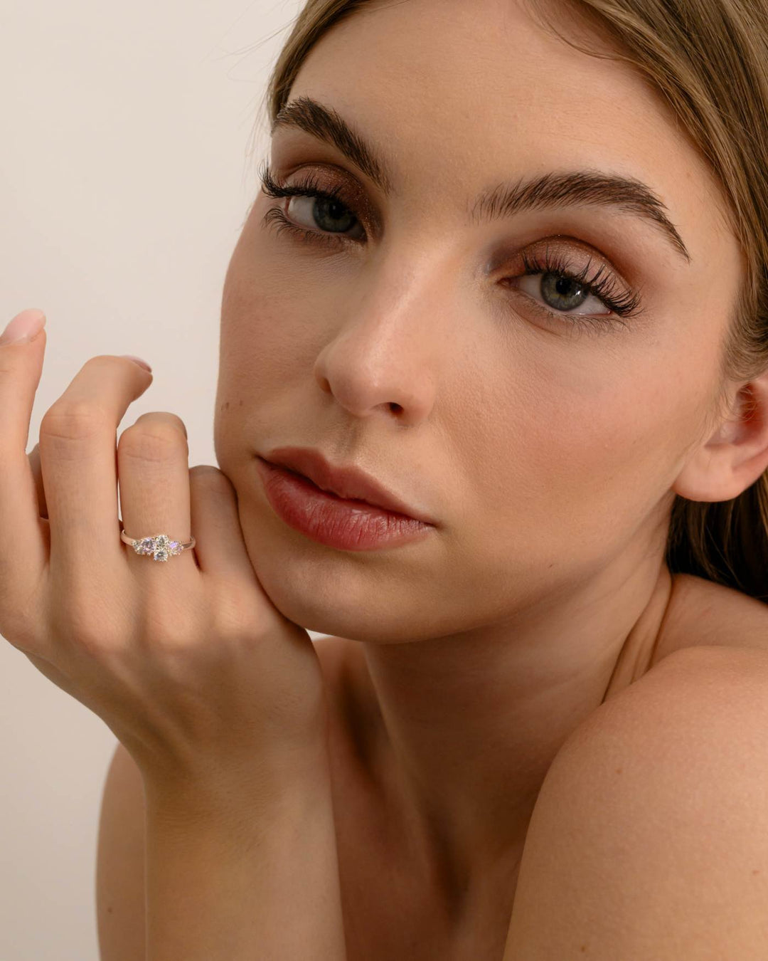 modella indossa anello blush