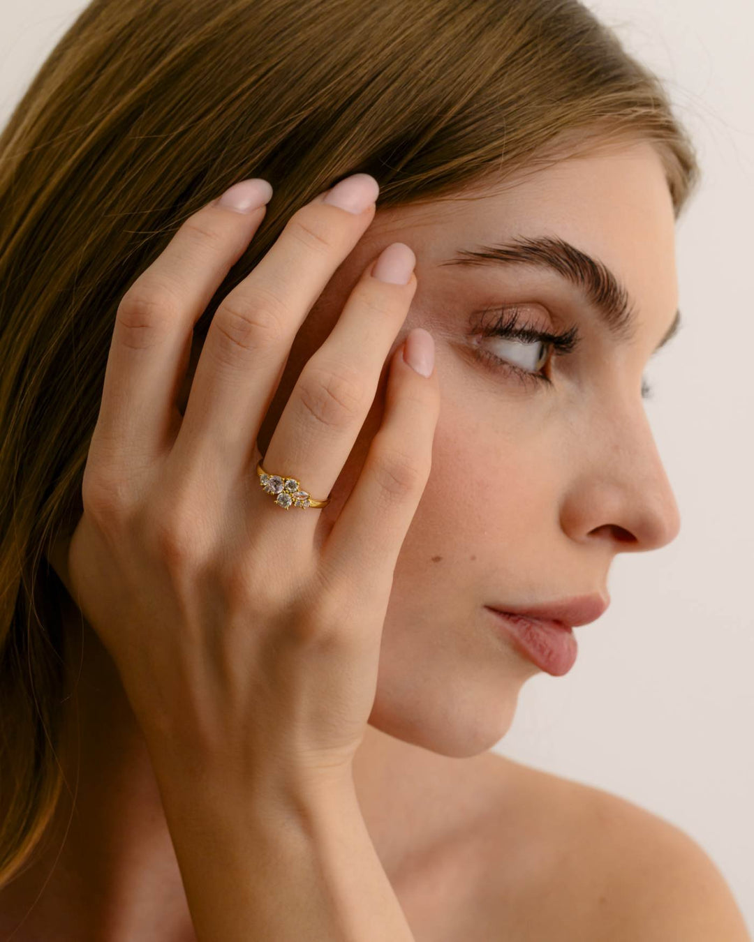 modella indossa anello blush