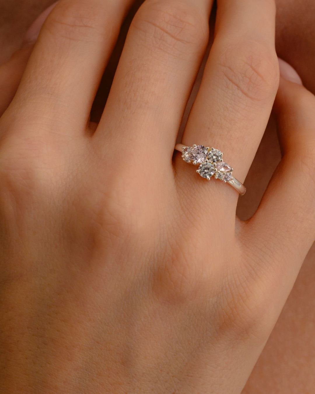 close up indossato anello blush