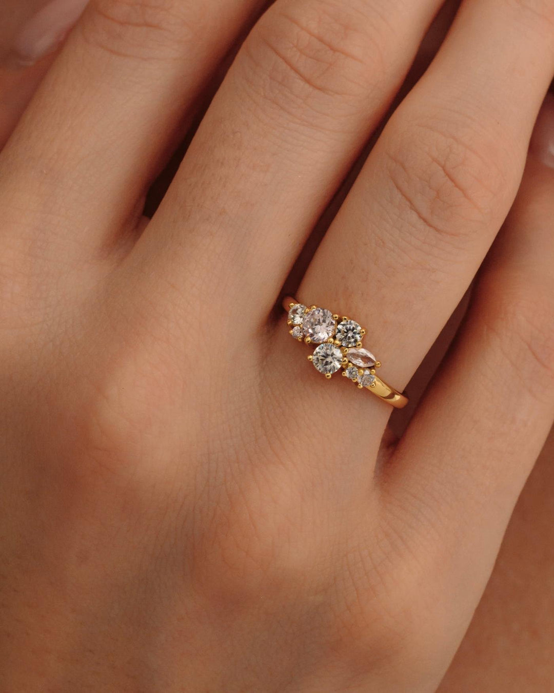 close up indossato anello blush