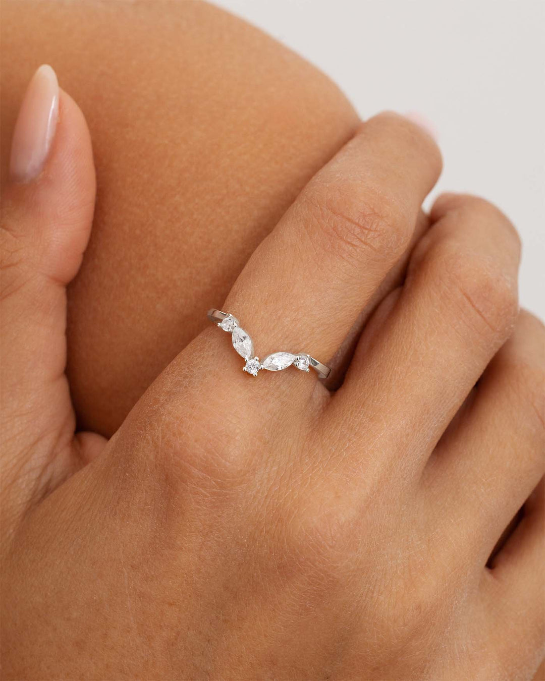 close up indossato anello chevron con pietre bianche argento