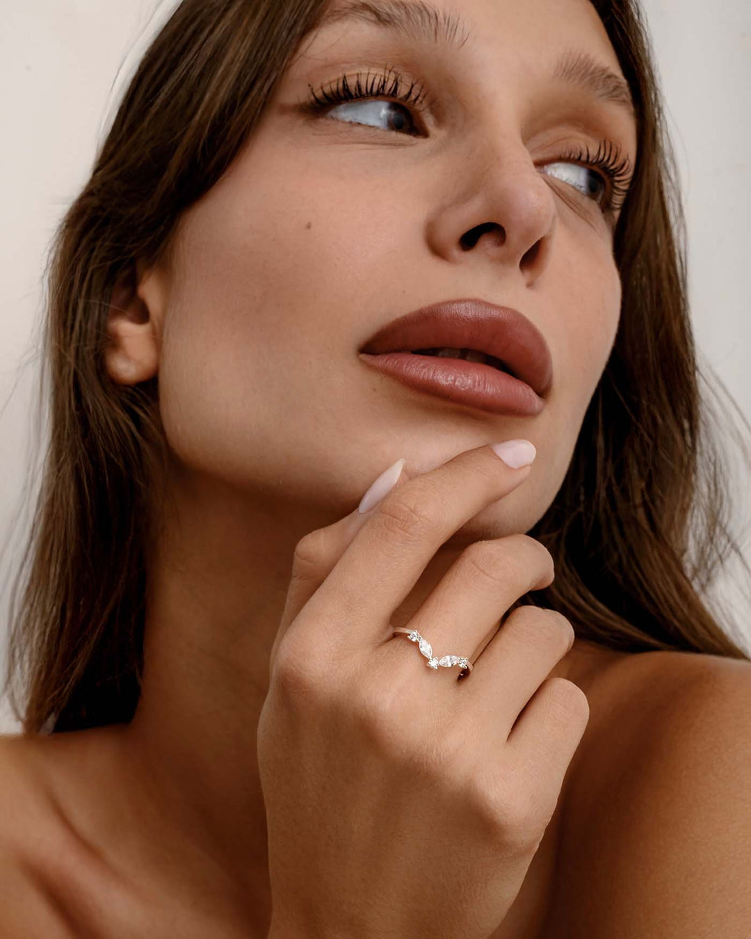 modella indossa anello chevron con pietre bianche argento