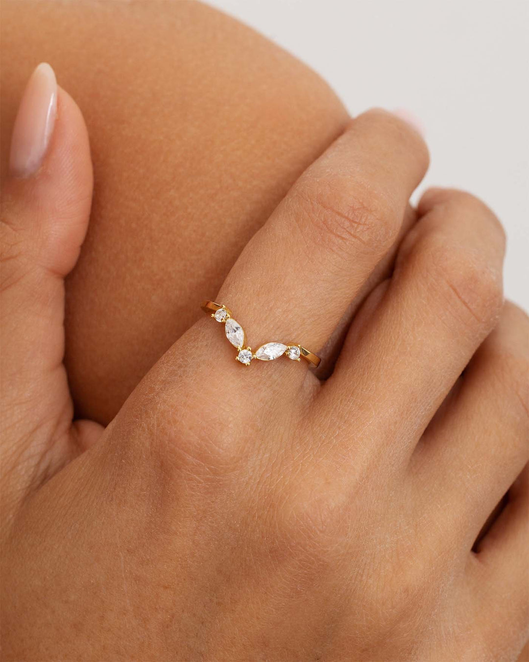 close up indossato anello chevron con pietre bianche oro