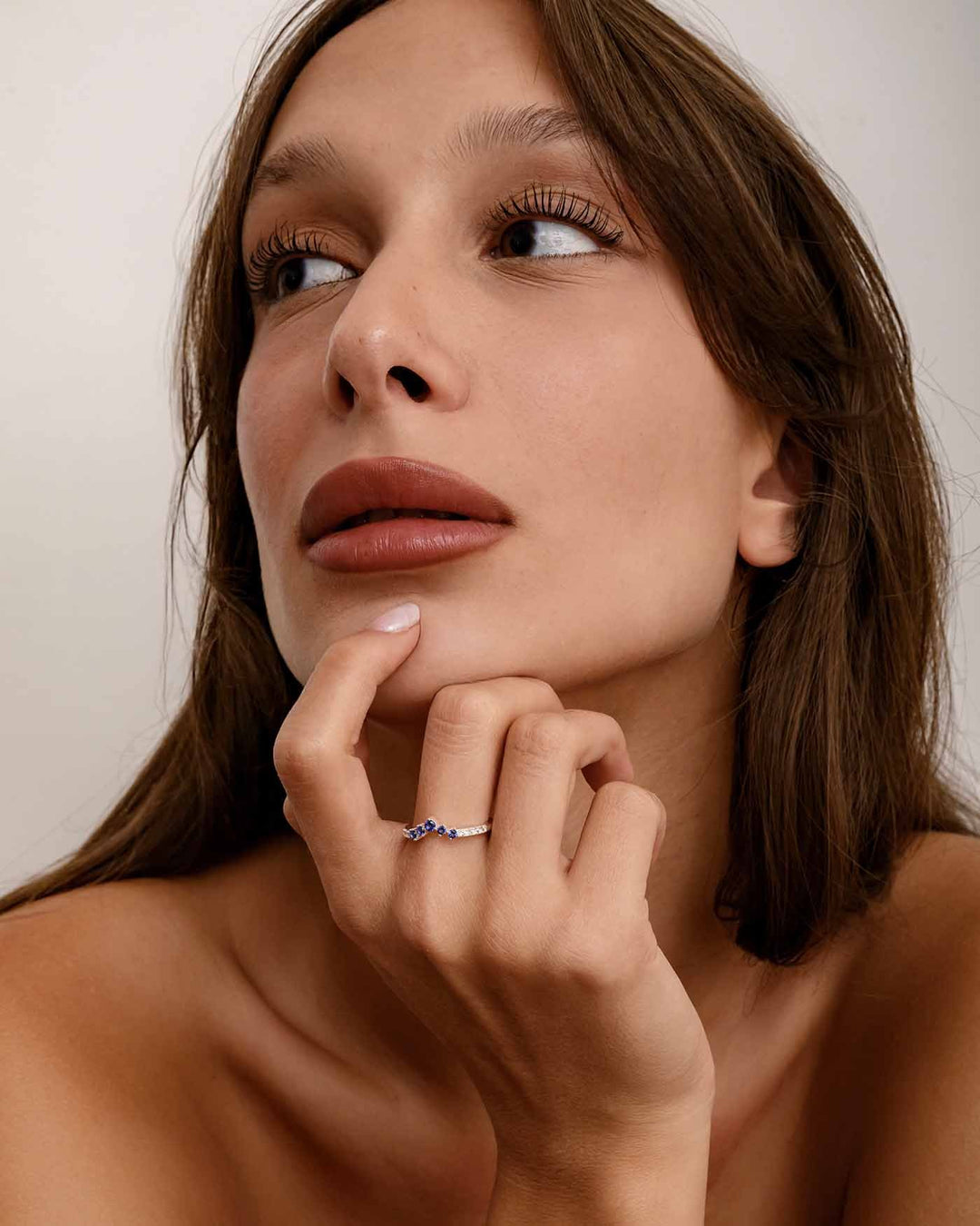 modella indossa anello chevron midnight argento