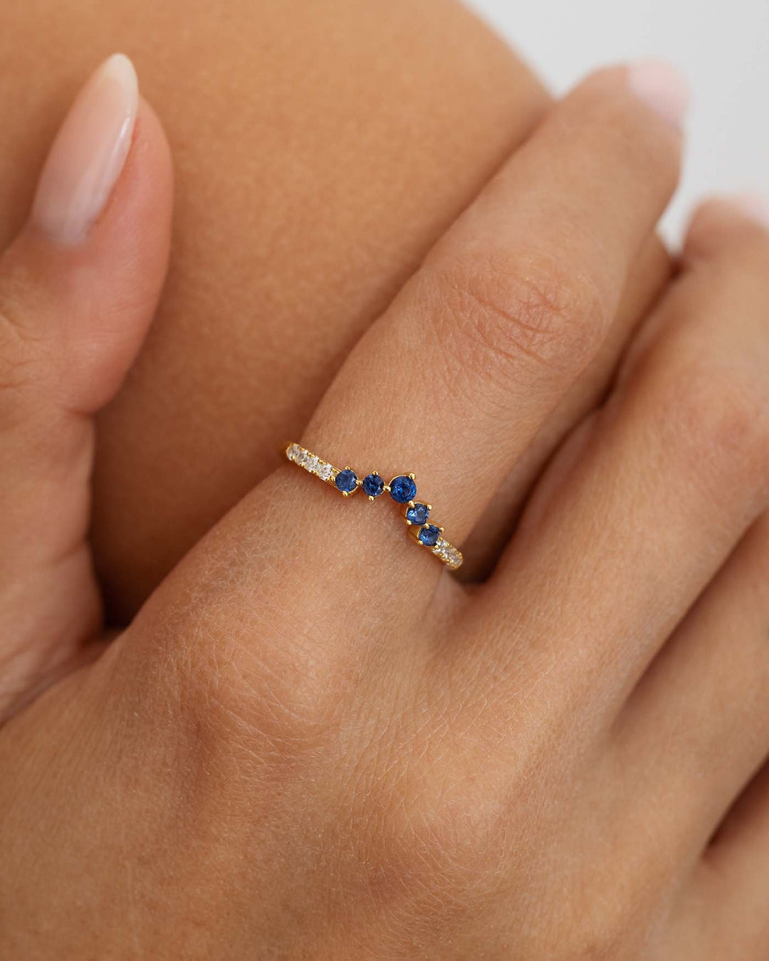 close up indossato anello chevron midnight oro