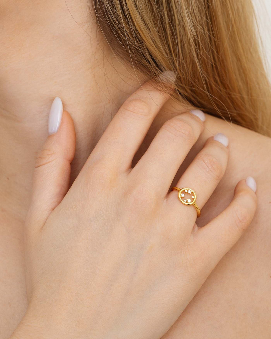 anello circle placcato oro indossato