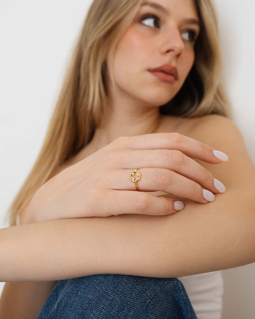 anello circle placcato oro indossato su modella