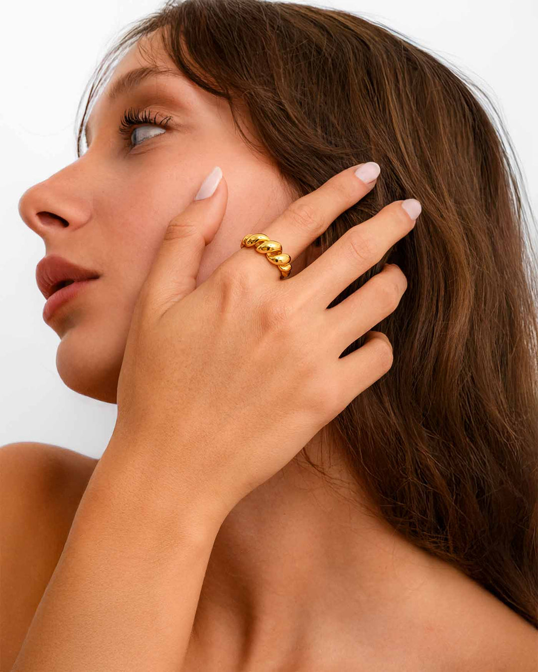 anello intrecciato bold oro indossato