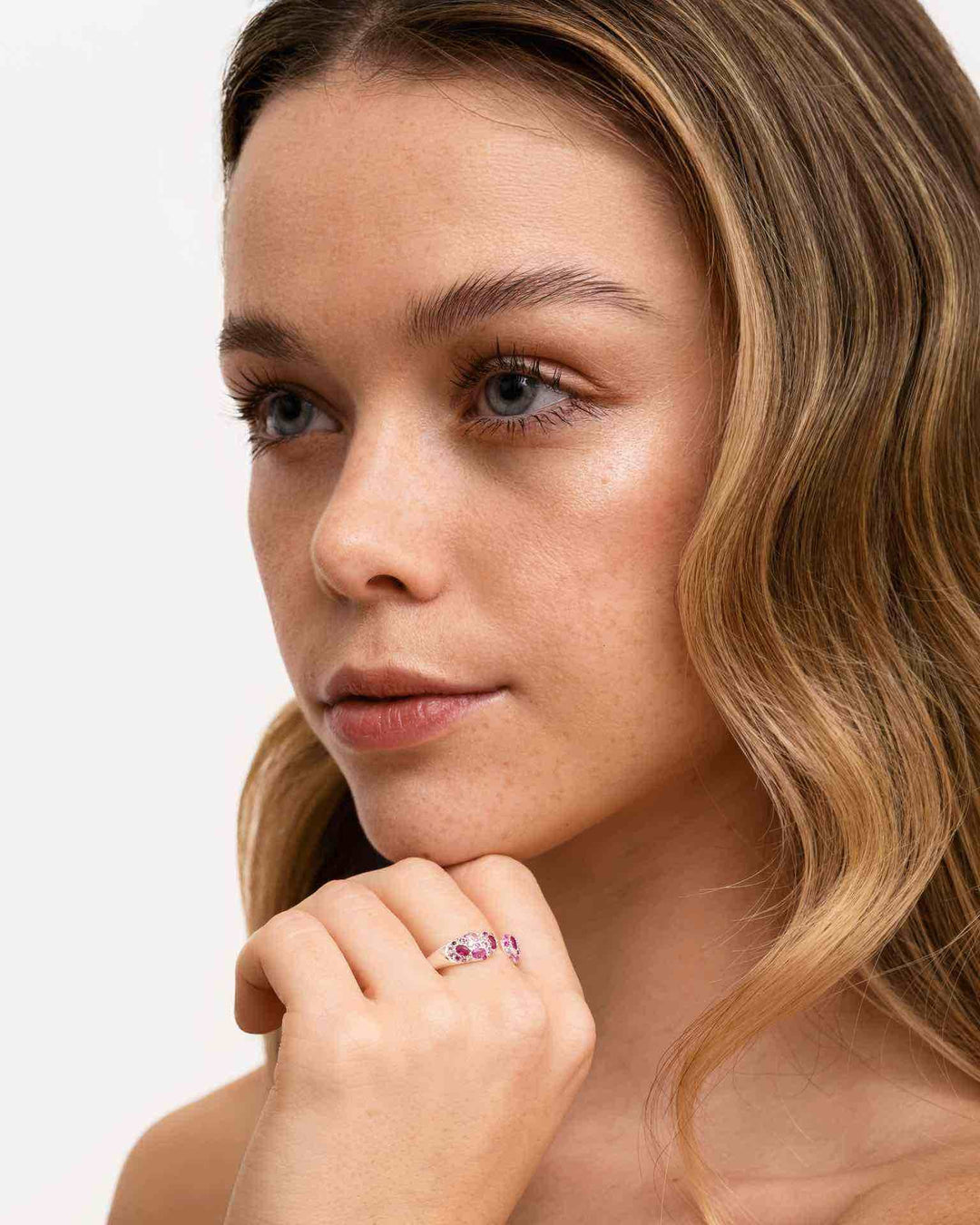 indossato anello aperto con punti luce rosa e fucsia argento