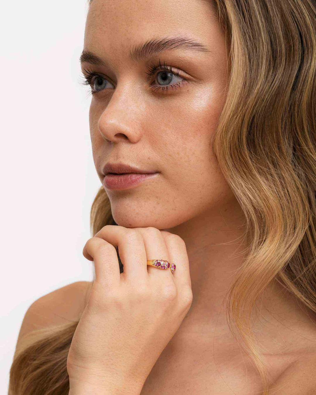 indossato anello aperto con punti luce rosa e fucsia oro