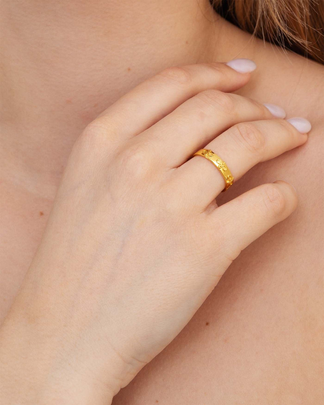 anello fedina amabile placcato oro indossato