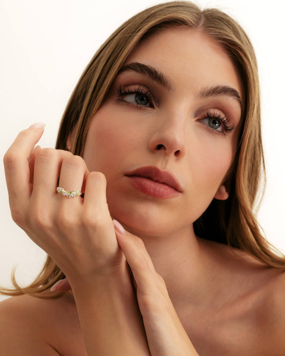 modella indossa orecchino fleur