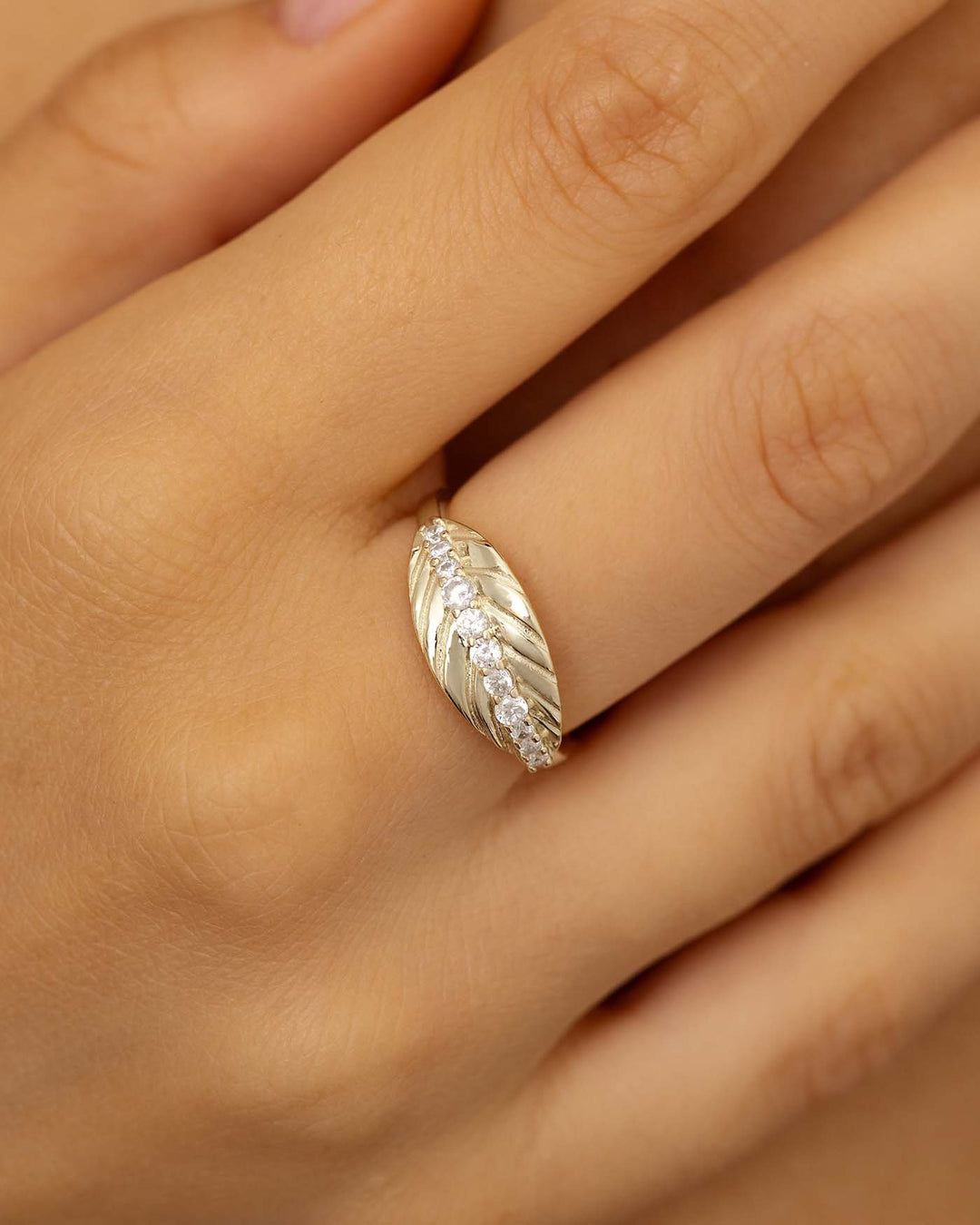 close up dell'anello foglia argento indossato