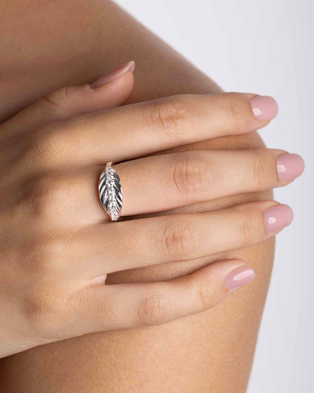 anello foglia argento indossato