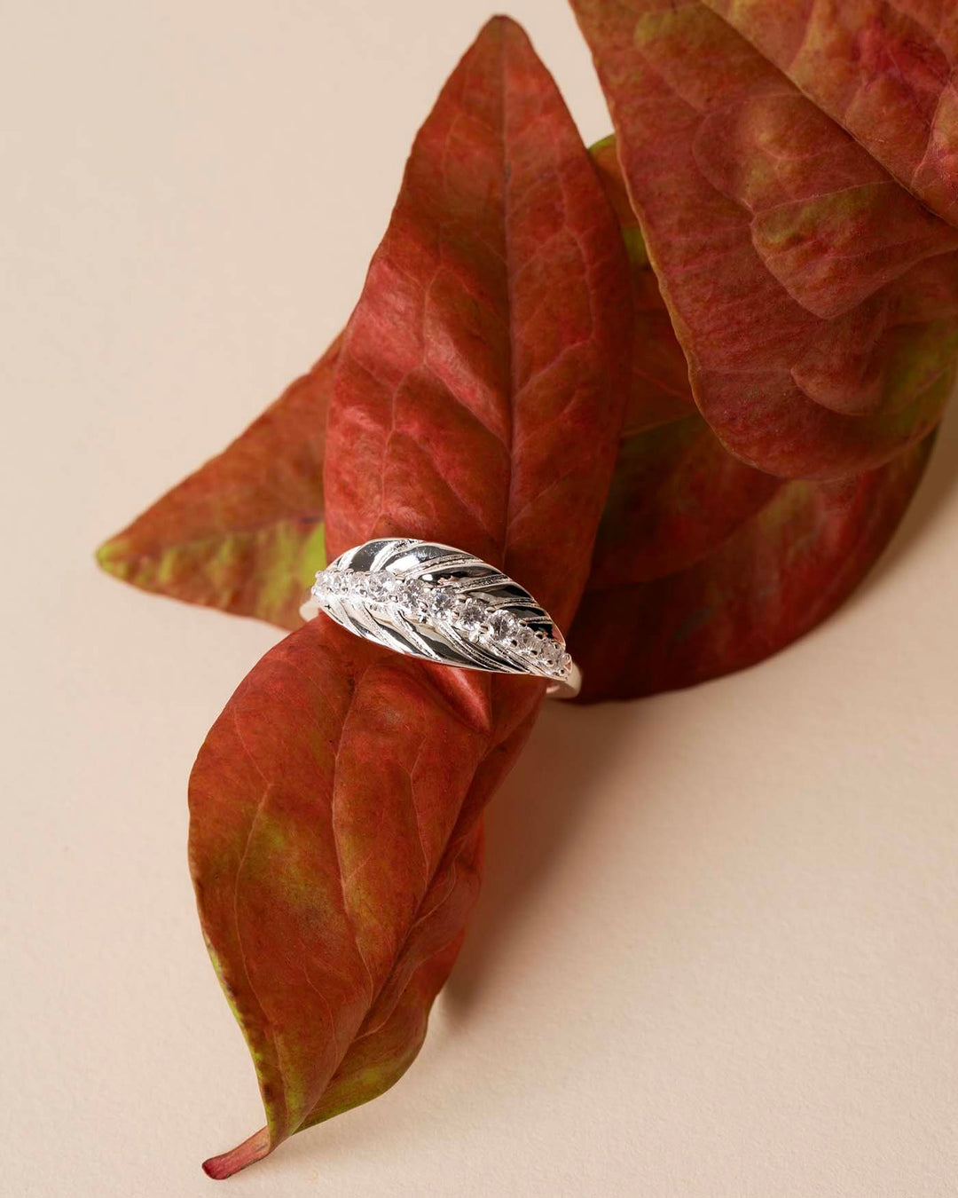 anello foglia argento su foglia rossa