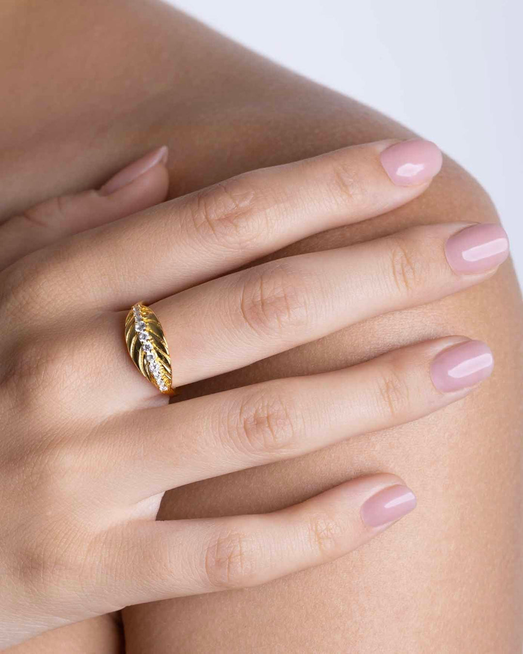 anello foglia placcato oro indossato