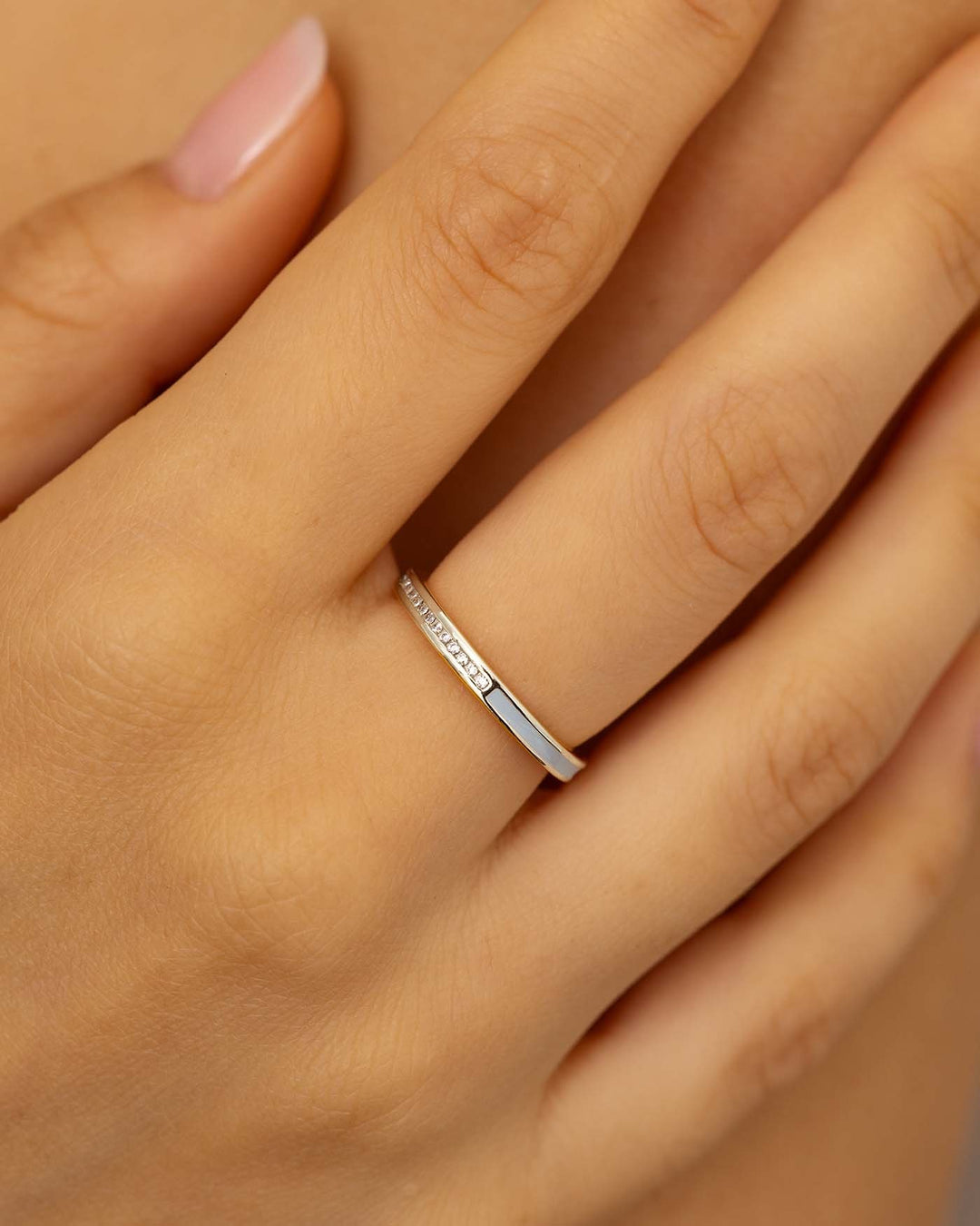 close up dell'anello glossy argento indossato