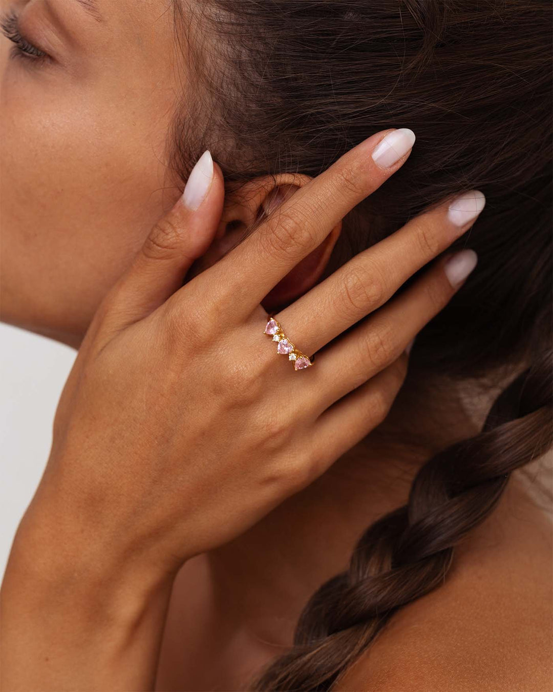 anello heartly placcato oro indossato