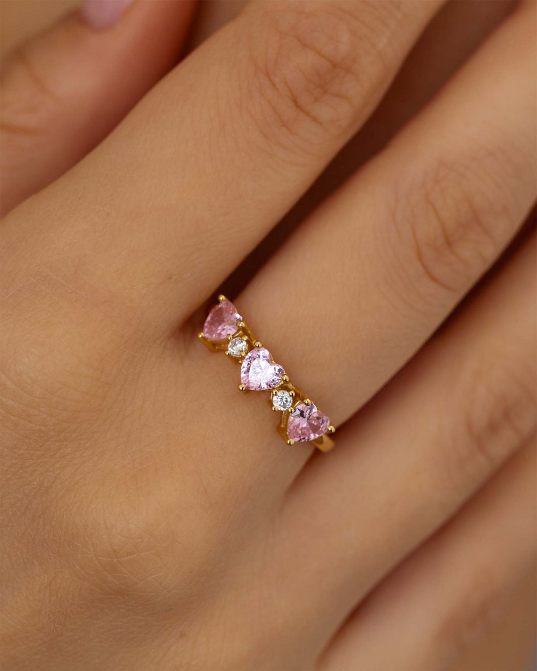 close up dell'anello heartly placcato oro indossato