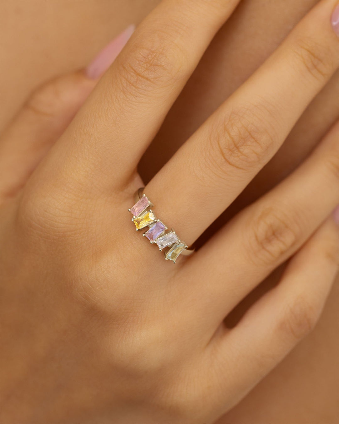 close up dell'anello heavenly argento indossato