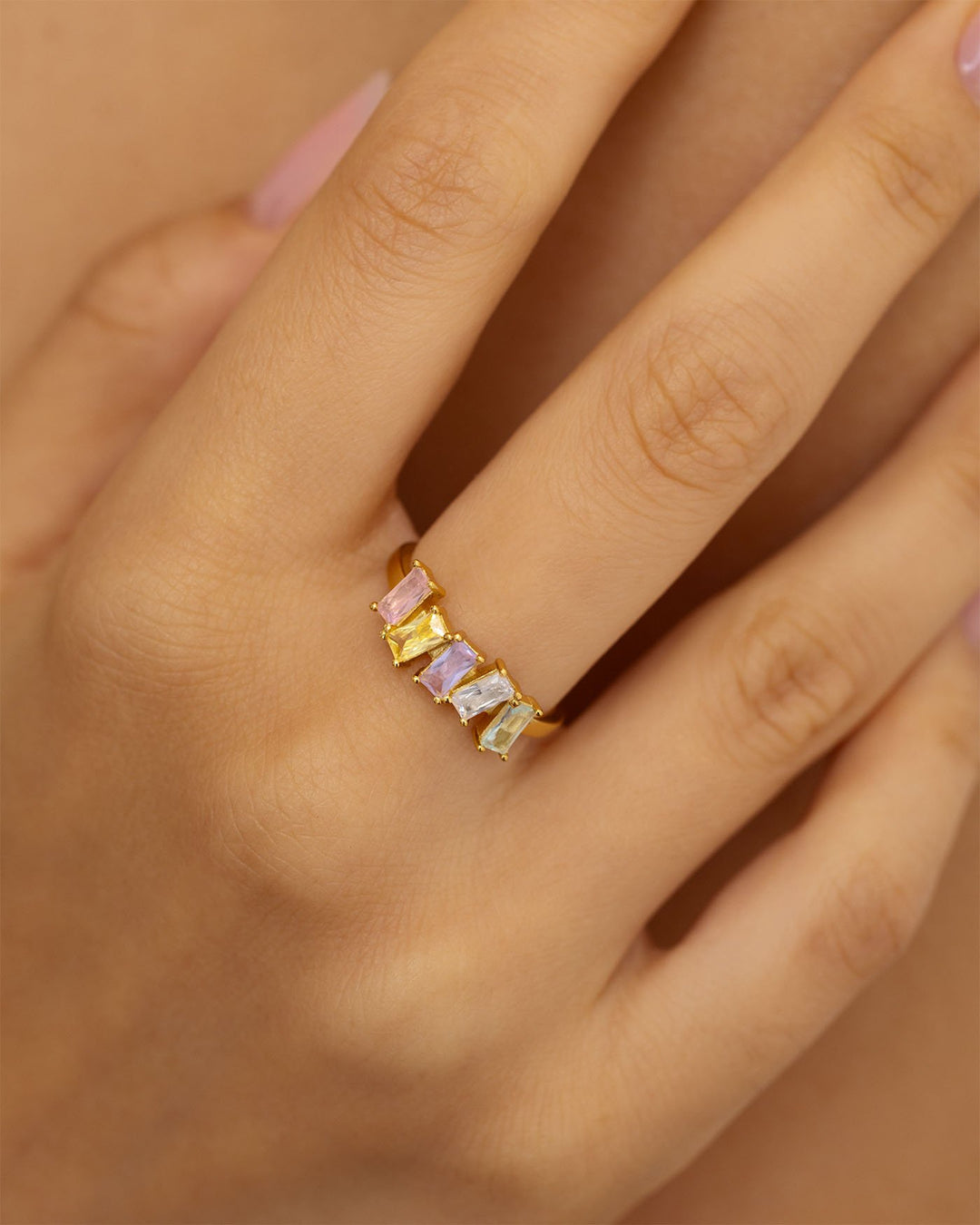 close up dell'anello heavenly placcato oro indossato