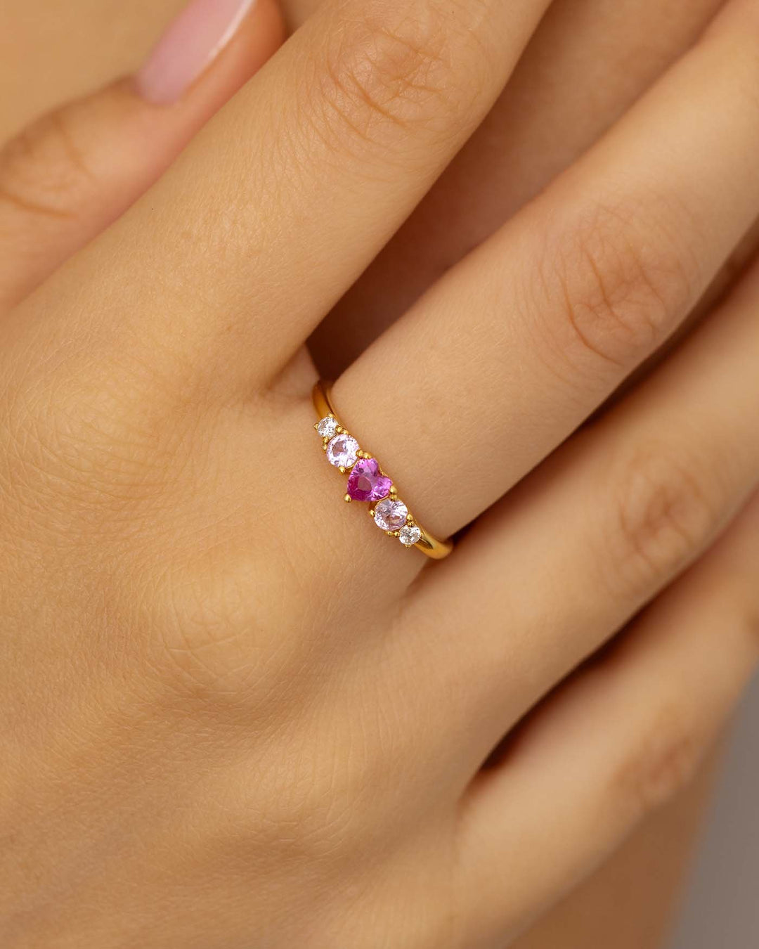 close up dell'anello in love placcato oro indossato