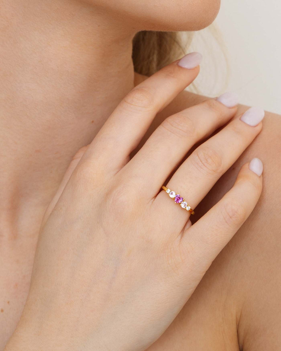 anello in love placcato oro indossato