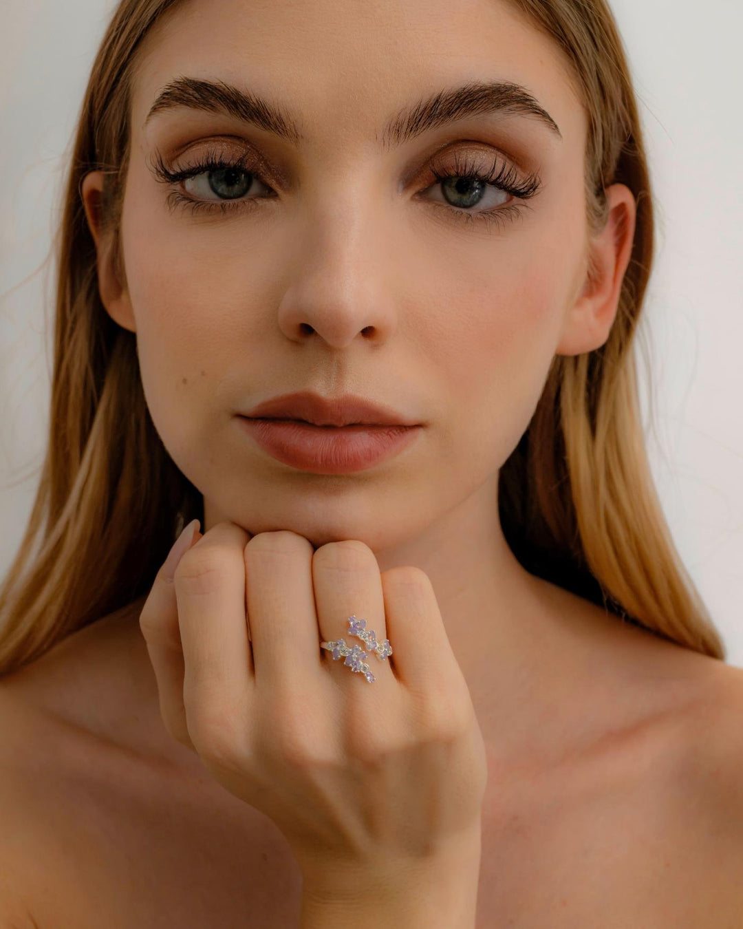 modella indossa anello lavanda