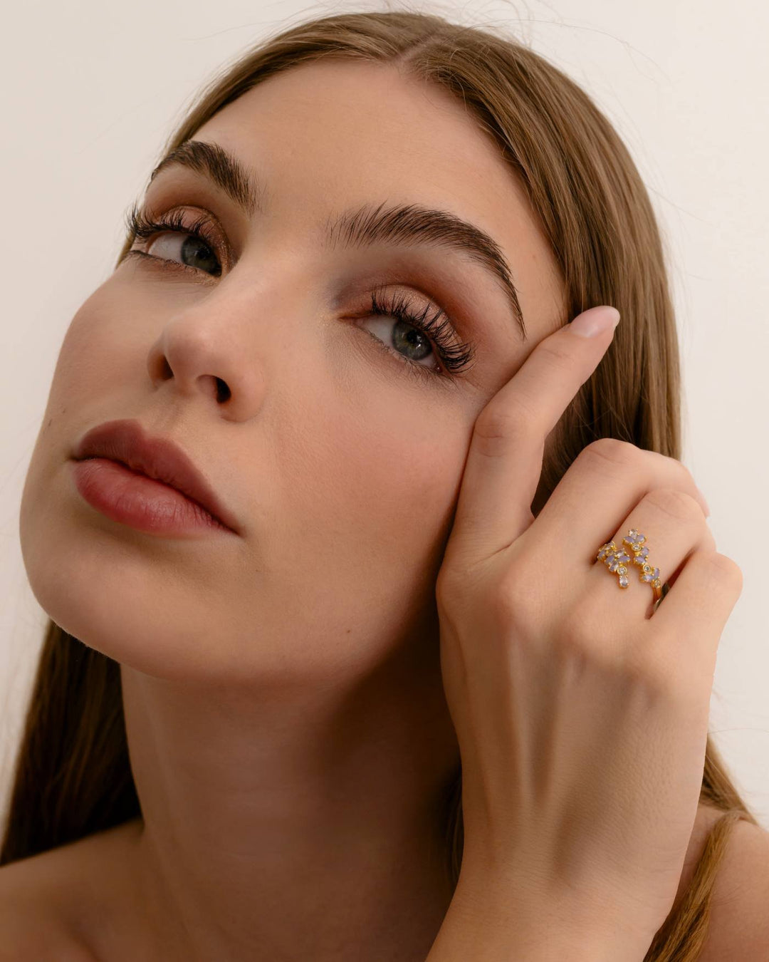 modella indossa anello lavanda