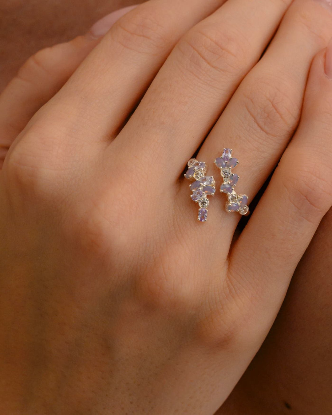 close up indossato anello lavanda