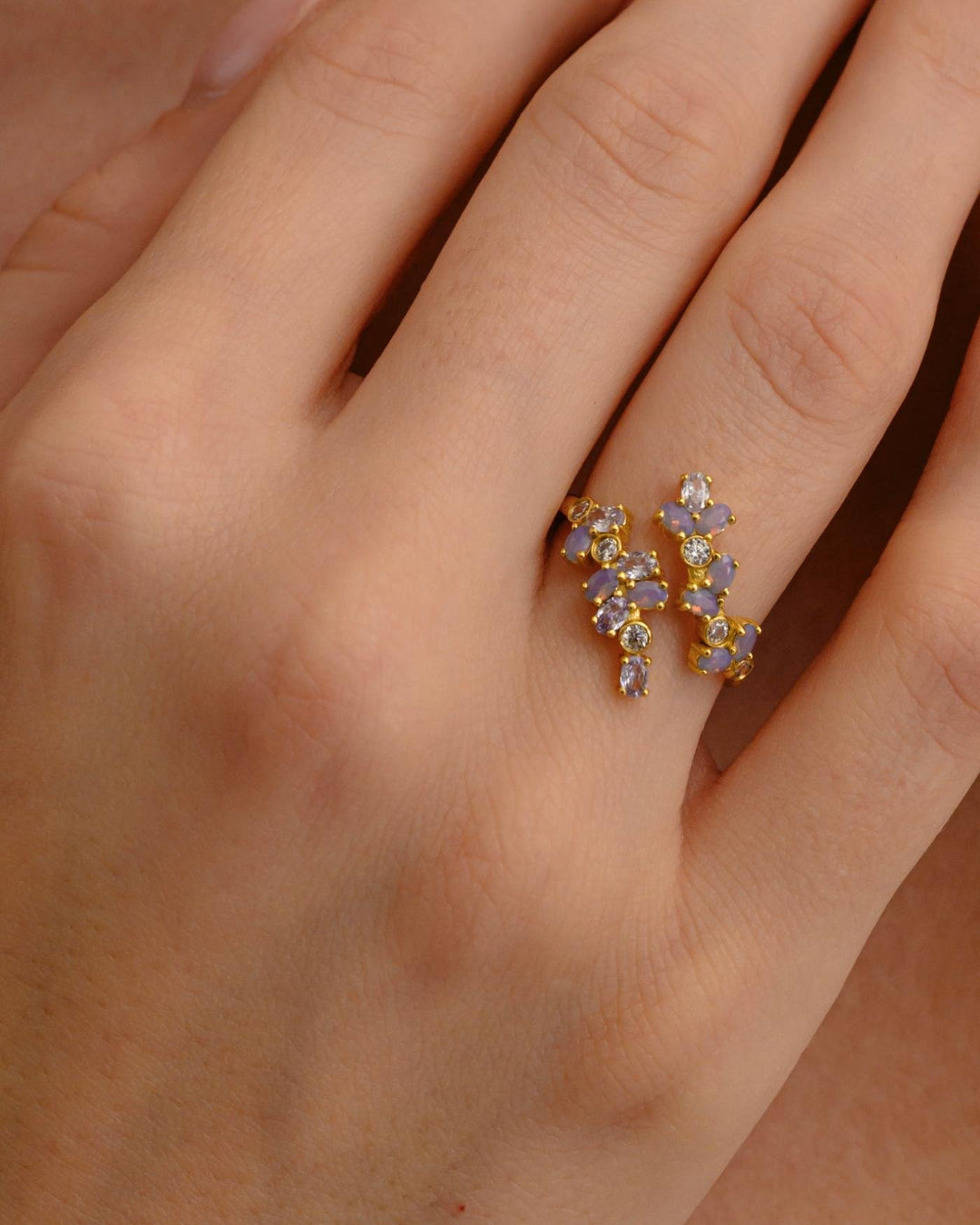 close up indossato anello lavanda