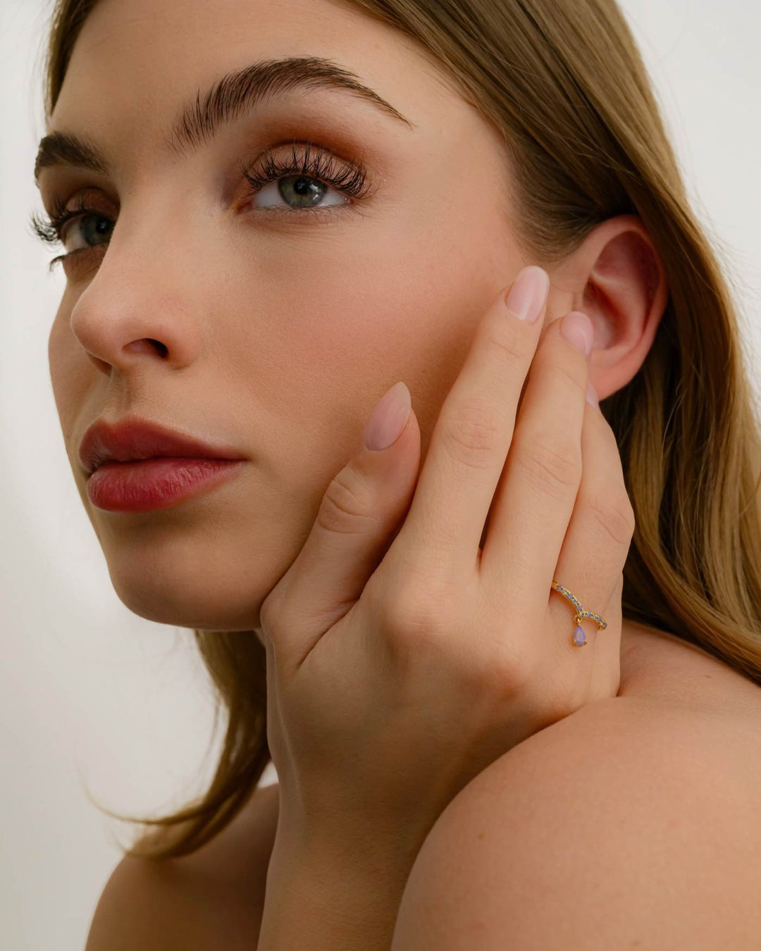 modella indossa anello lilac