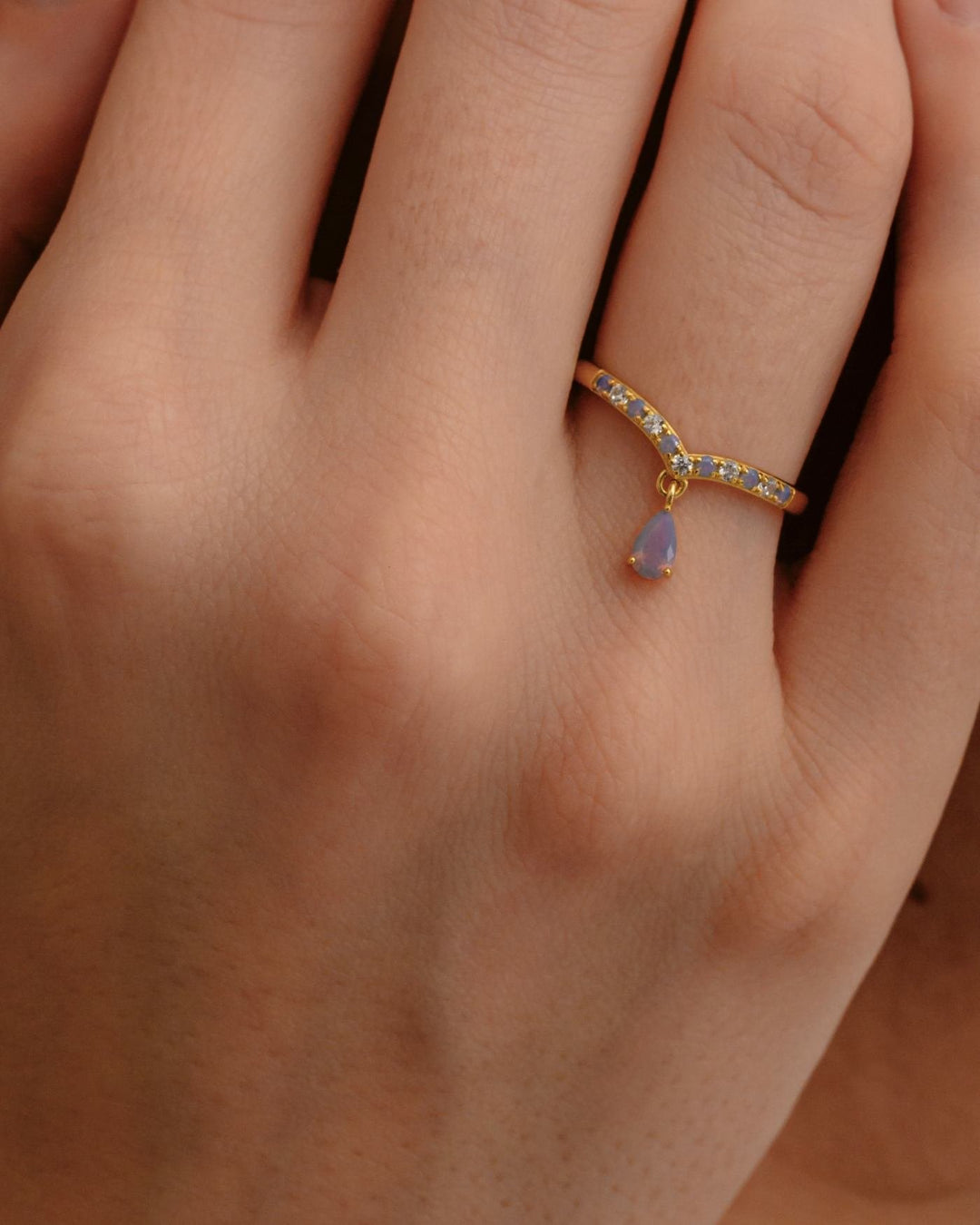 close up indossato anello lilac