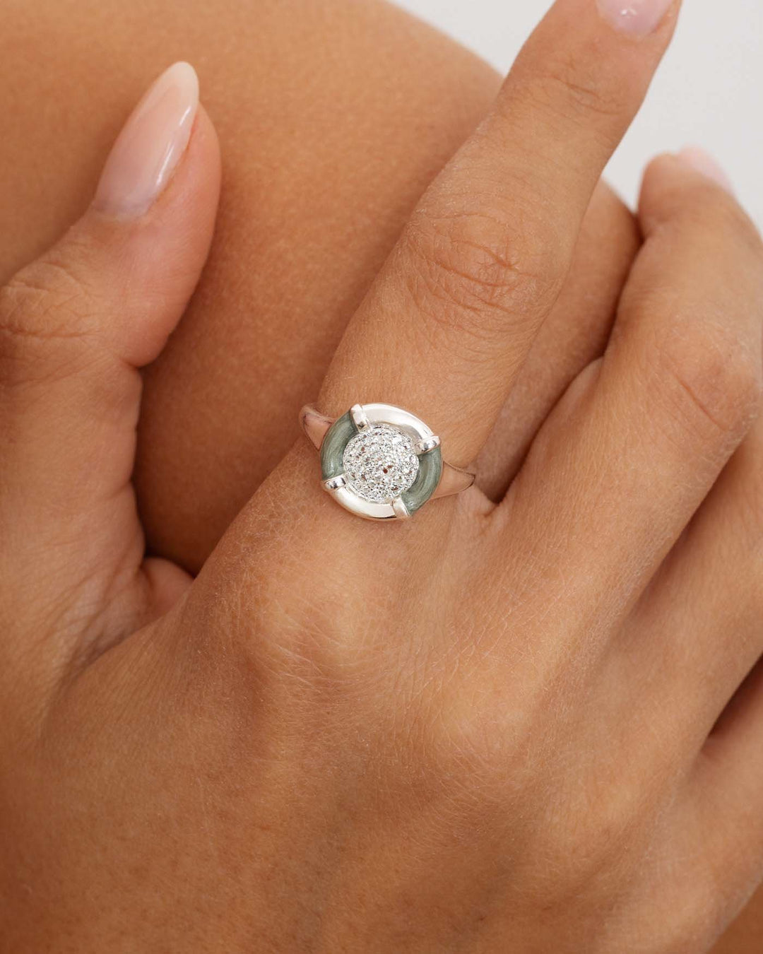 close up indossato anello retro argento